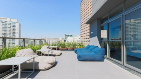 Hospedagem ao lado da vida noturna de SP by Dabra House